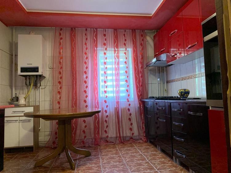 Apartament cu 3 camere decomandat, mobilat în Dâmbovița
