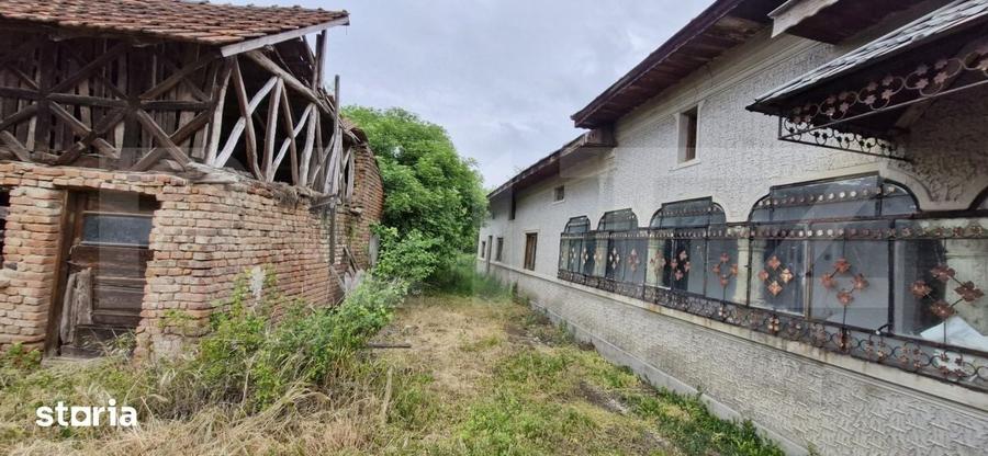 Casă cu 8 camere cu Teren 4200 Mp în Central