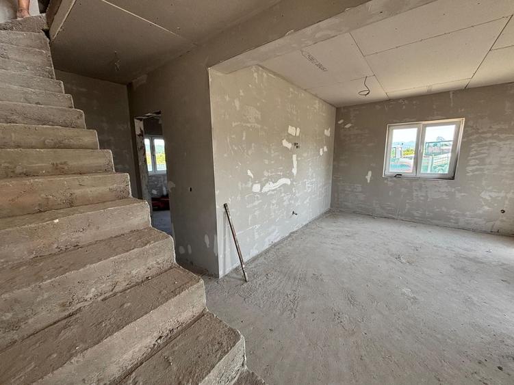 Duplex cu 4 camere cu Canalizare în Mohu