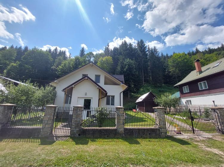 Casă cu 5 camere cu Garaj în Izvoru Muntelui