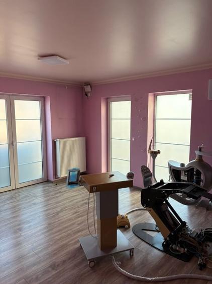 Casă individuală cu 6 camere cu Piscina în Craiovița Nouă