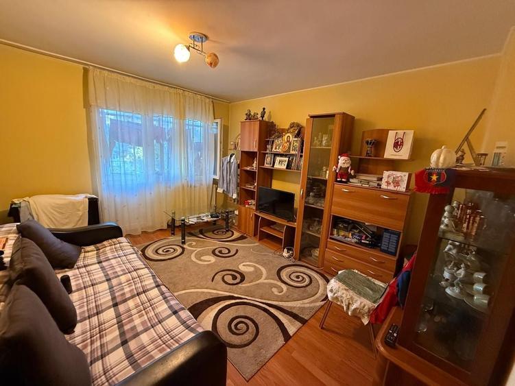 Apartament cu 3 camere decomandat în Milcov
