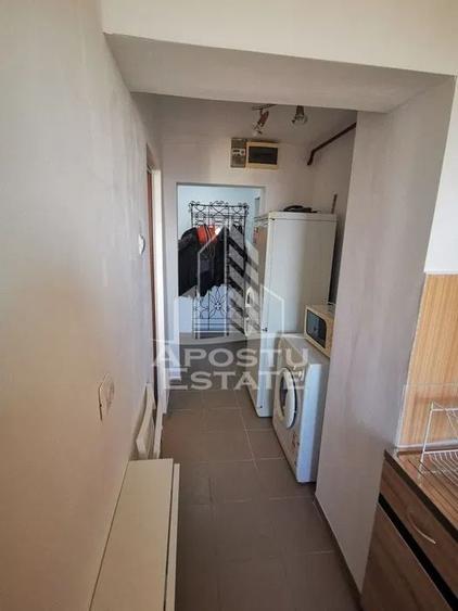 Apartament cu 3 camere semidecomandat, mobilat în Aurel Vlaicu