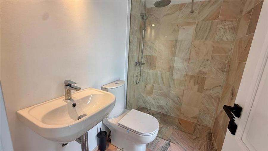 Casă cu 2 camere cu Teren 300 Mp în Aeroport