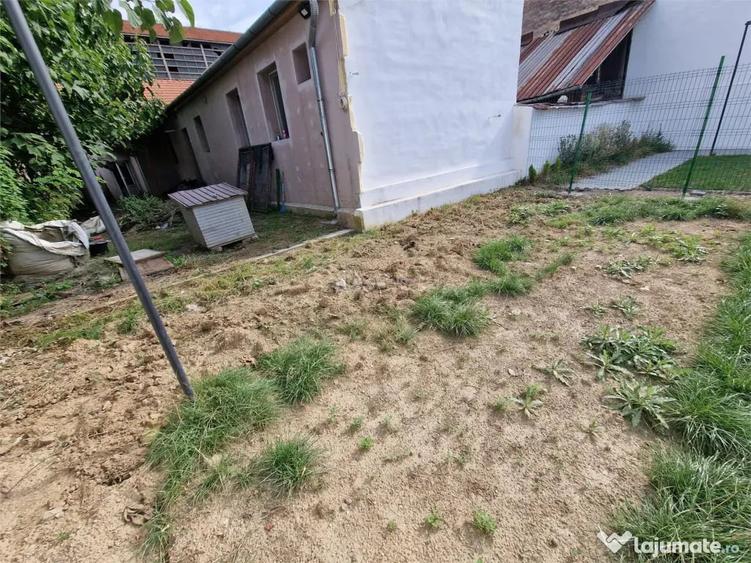 Casă cu 6 camere cu Teren 306 Mp în Muncitoresc