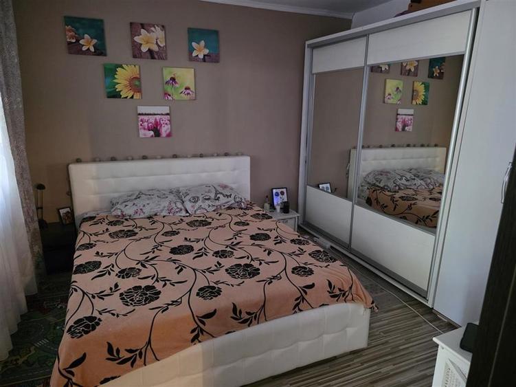 Apartament cu 3 camere semidecomandat, mobilat în Podu Roș