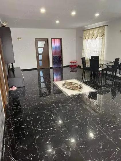 Casă cu 4 camere în Palazu Mare