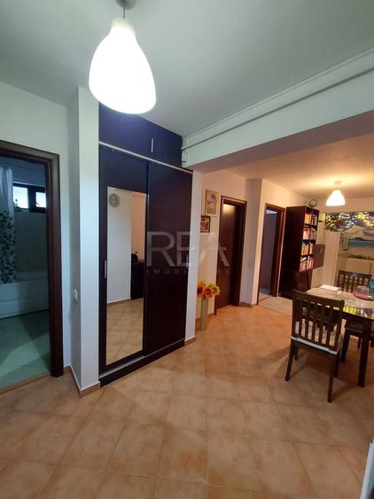 Apartament cu 3 camere decomandat, mobilat în Titan