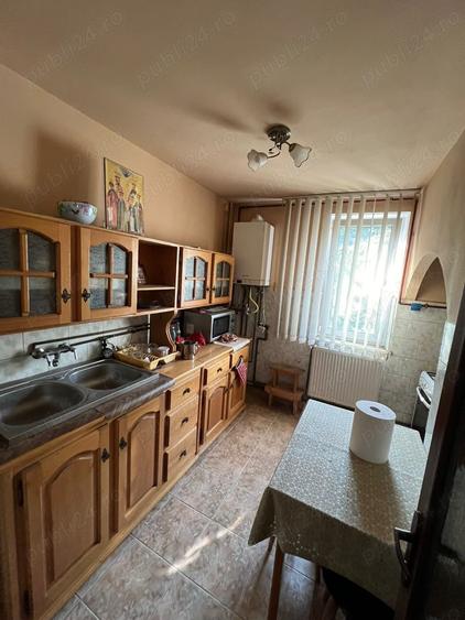 Apartament cu 4 camere semidecomandat în Motru
