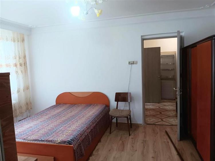 Apartament cu 2 camere semidecomandat, mobilat în Podu Roș
