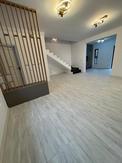Duplex cu 4 camere cu Canalizare în Trivale