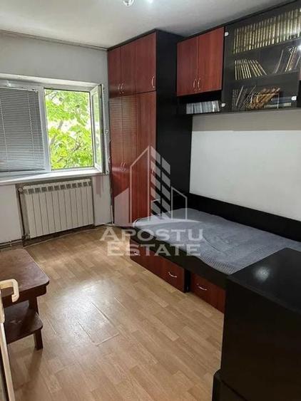 Apartament cu 3 camere decomandat în Girocului