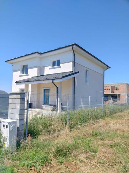 Casă cu 4 camere în Crevedia