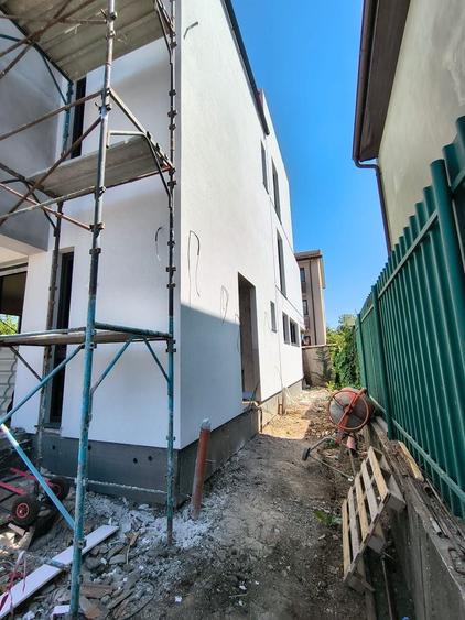 Duplex cu 4 camere cu Canalizare în Central