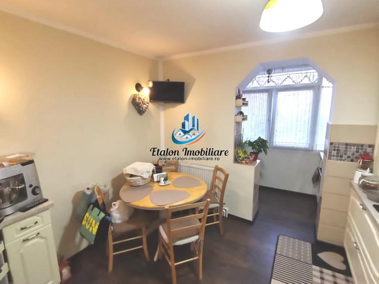 Apartament cu 3 camere semidecomandat în Periferie