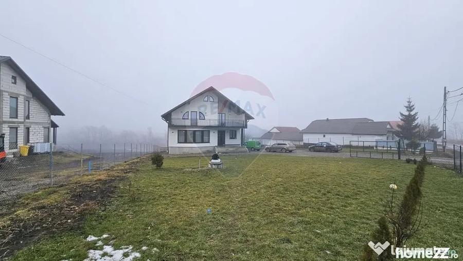 Casă cu 5 camere cu Teren 2500 Mp în Moara
