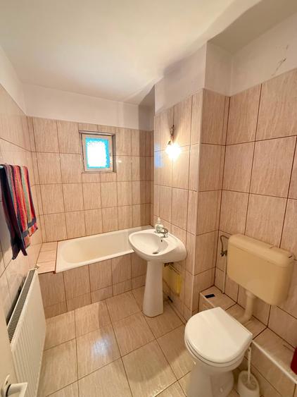 Apartament cu 3 camere semidecomandat în Mioriței