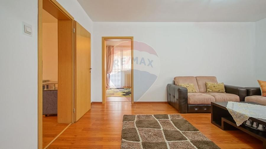 Casă cu 7 camere cu Teren 1167 Mp în Tractorul