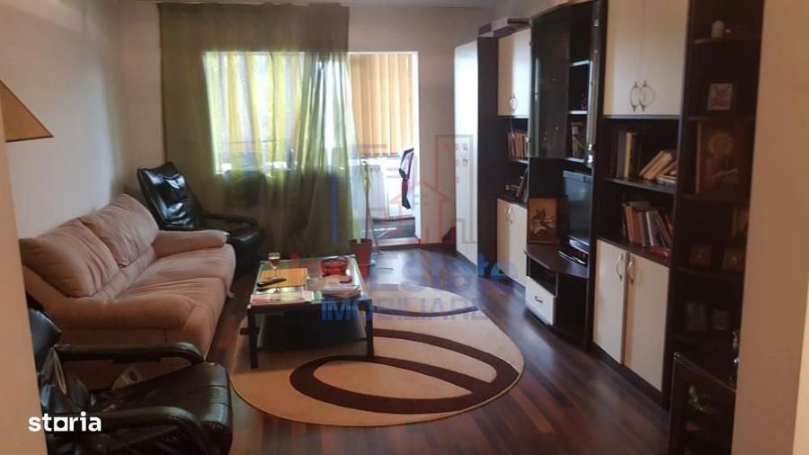 Apartament cu 3 camere decomandat în Nicolina