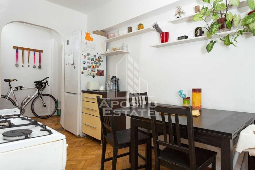 Apartament cu 3 camere semidecomandat, mobilat în Central