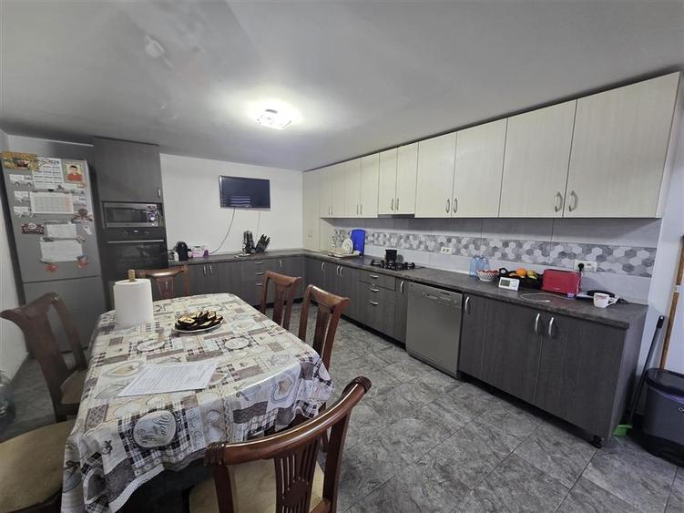 Casă individuală cu 5 camere cu Teren 2000 Mp în Recea
