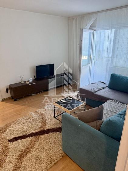Apartament cu 3 camere semidecomandat, mobilat în Dâmbovița