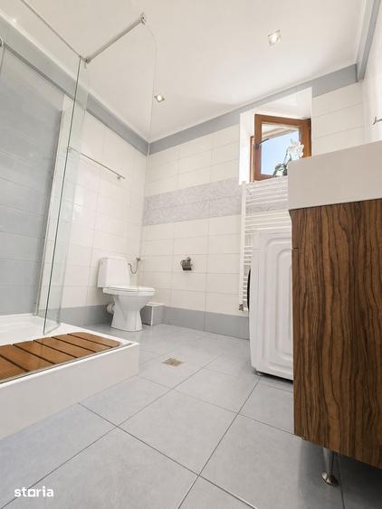 Casă cu 8 camere cu Teren 466 Mp în Central