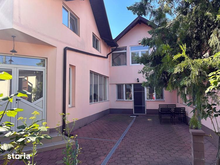 Casă cu 7 camere cu Teren 378 Mp în Vest