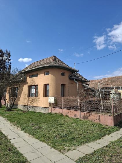Casă cu 4 camere în Leordeni