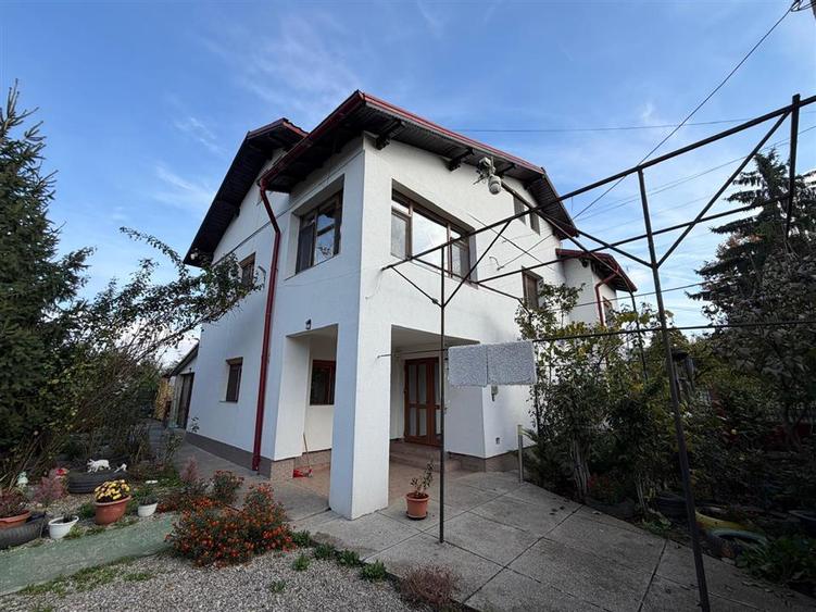 Casă individuală cu 7 camere cu Canalizare în Cocorăștii Colț