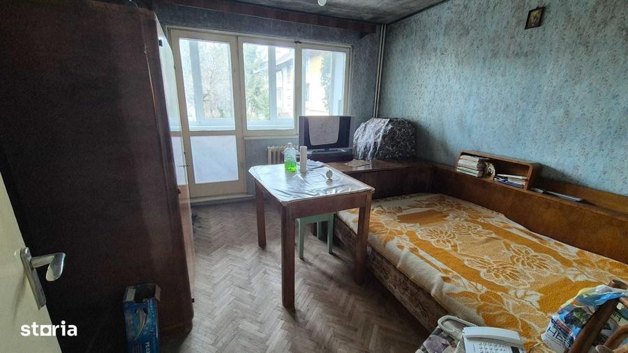 Apartament cu 3 camere semidecomandat în Astra