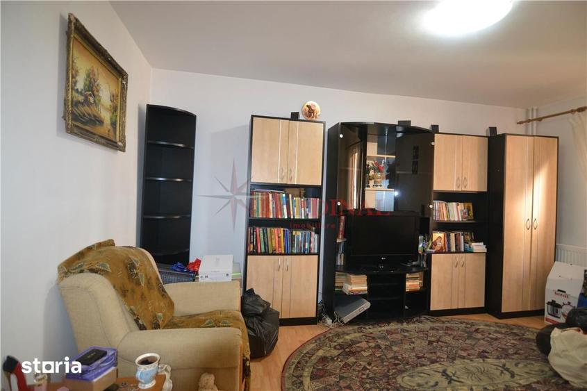Apartament cu 3 camere decomandat în Astra