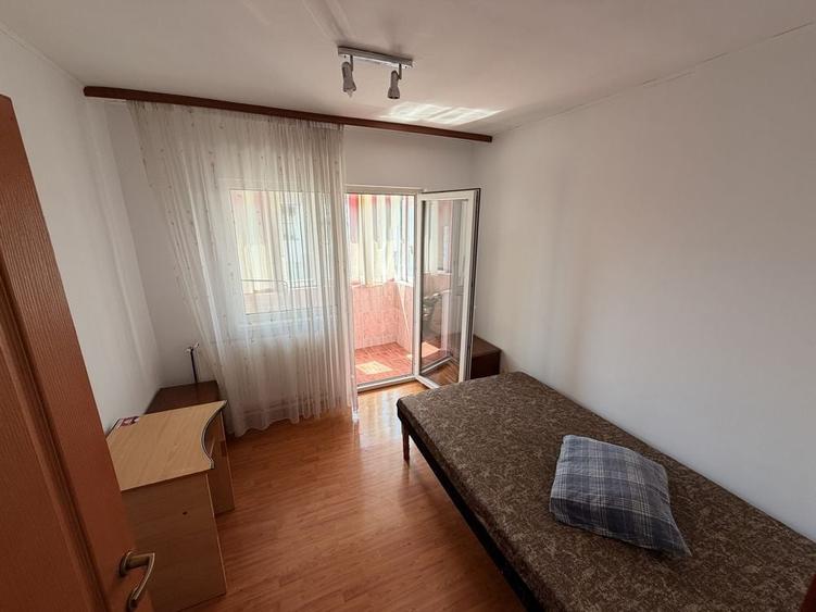 Apartament cu 3 camere decomandat în Sud