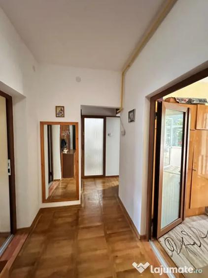 Apartament cu 3 camere semidecomandat în Peninsula