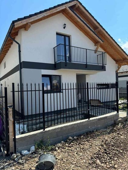 Casă cu 4 camere cu Teren 140 Mp în Hărmanului