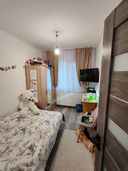 Apartament cu 3 camere semidecomandat în Craiovița Nouă