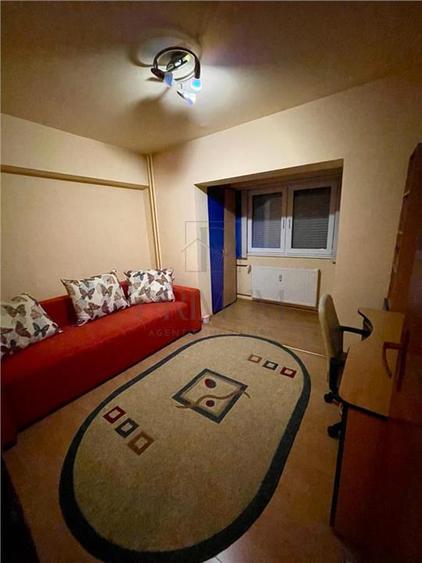 Apartament cu 3 camere decomandat, mobilat în Aradului