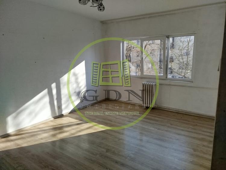Apartament cu 3 camere semidecomandat în Valenta