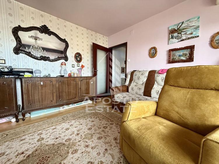 Apartament cu 3 camere semidecomandat, mobilat în Dâmbovița