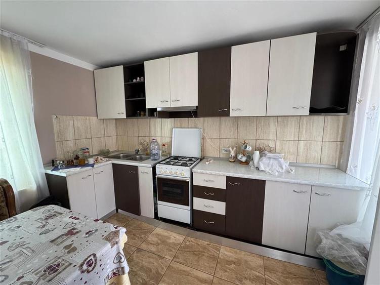 Casă cu 4 camere cu Teren 1465 Mp în Țețchea