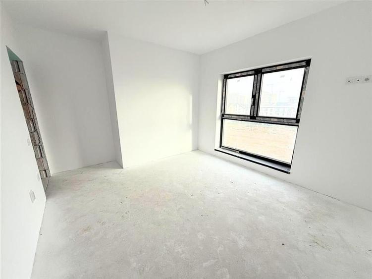 Apartament cu 3 camere semidecomandat în Exterior Sud