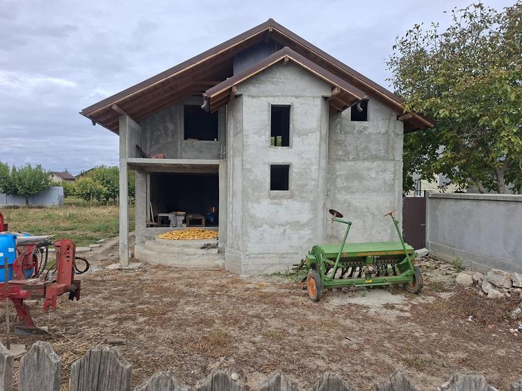 Casă cu 4 camere în Poarta Albă
