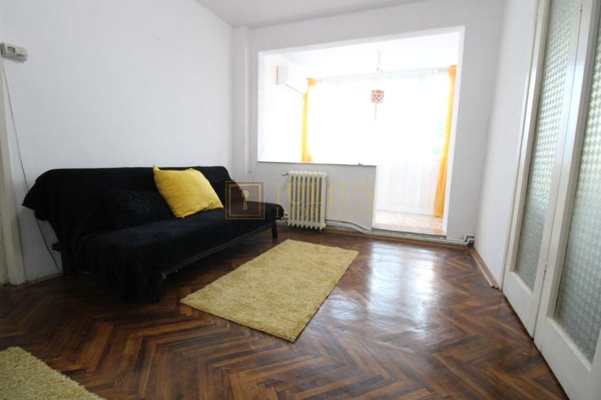 Apartament cu 4 camere semidecomandat, mobilat în Central