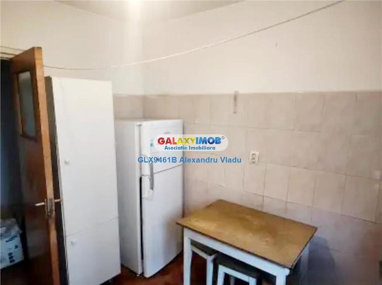 Apartament cu 3 camere semidecomandat în Baba Novac