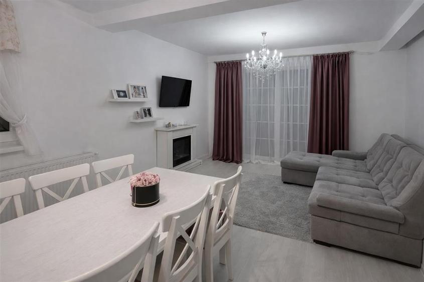 Apartament cu 3 camere semidecomandat în Șelimbăr — fotografia 1