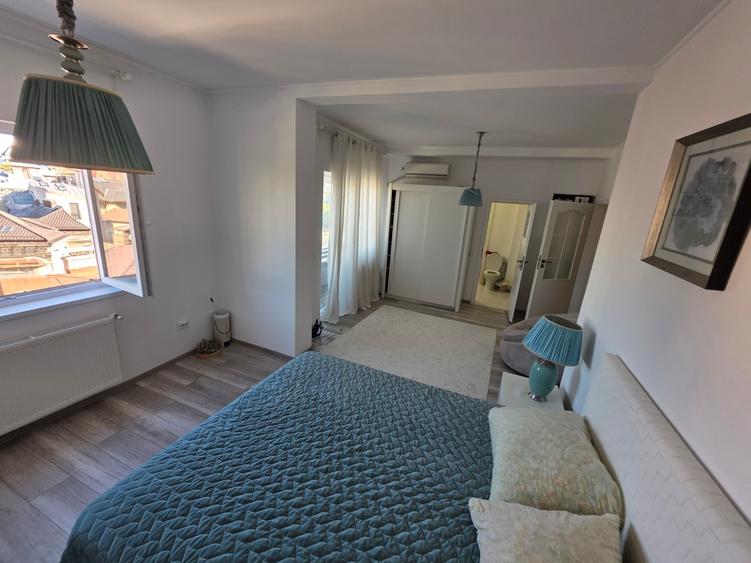 Apartament cu 4 camere semidecomandat, mobilat în Universitate