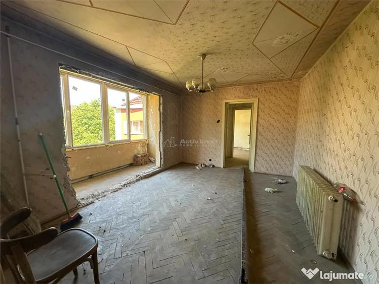 Apartament cu 3 camere semidecomandat în Central