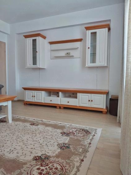 Apartament cu 3 camere decomandat în Tractorul