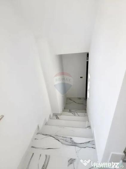Apartament cu 5 camere decomandat în Precista