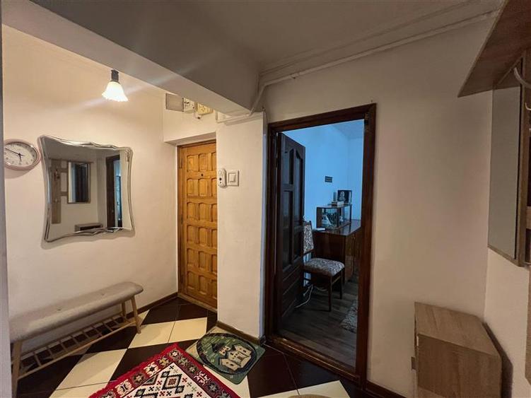 Apartament cu 3 camere decomandat, mobilat în Nicolina